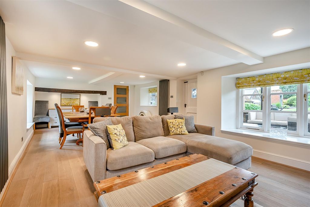 Property photo 2 of 30 8590588-Interior08.Jpg