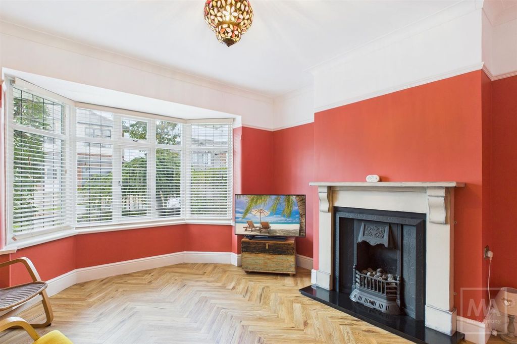 Property photo 3 of 17 Lounge