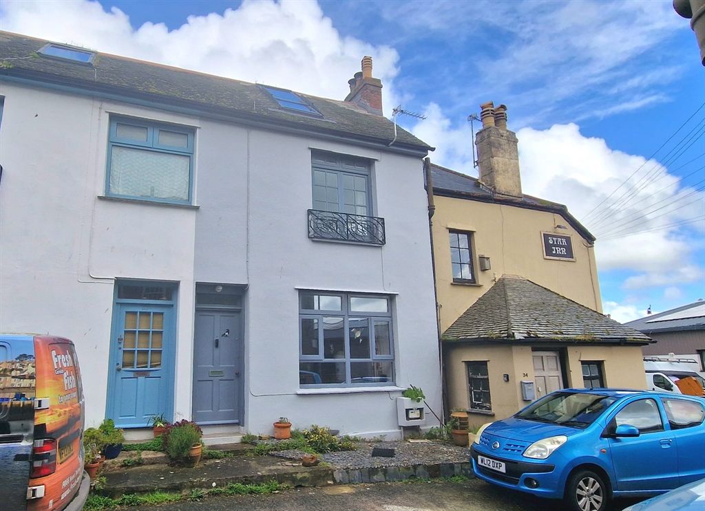 Property photo 1 of 18 2 Bedrooms Mid Terrace House