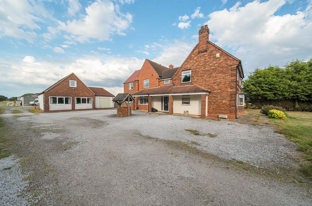Property photo 2 of 34
