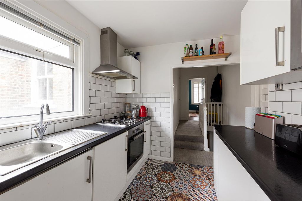 Property photo 3 of 10 Waverley Road, E17