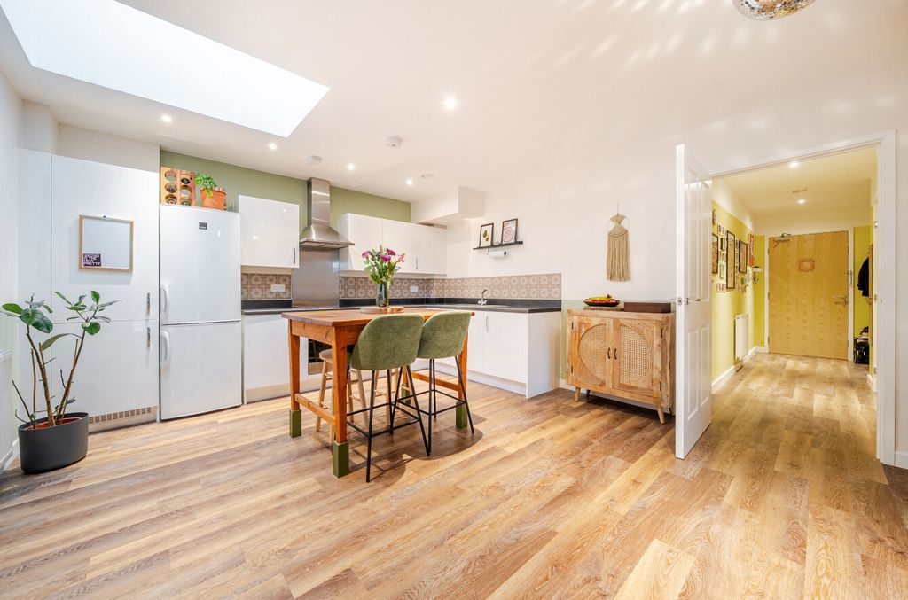 Property photo 3 of 17 1375928-15-690B33...