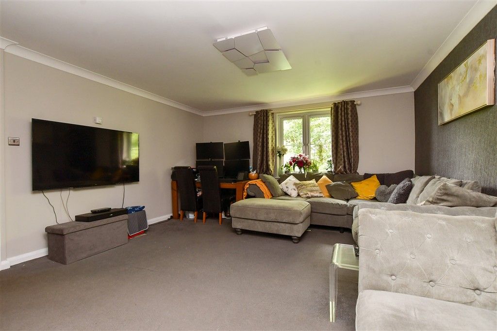 Property photo 1 of 9 Lounge