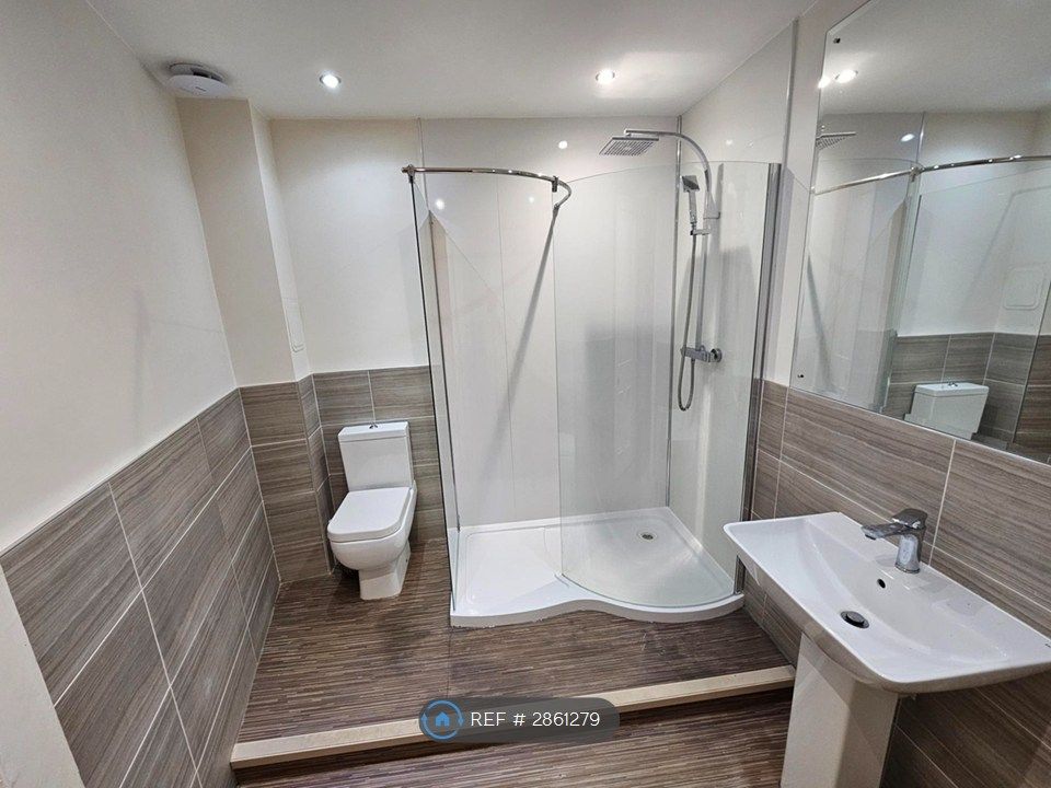 Property photo 2 of 9 Bathroom 1