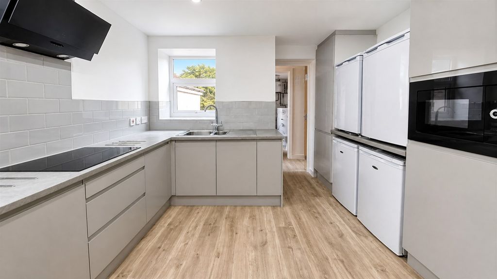 Property photo 2 of 11 47-Exeter-Road-Kitch