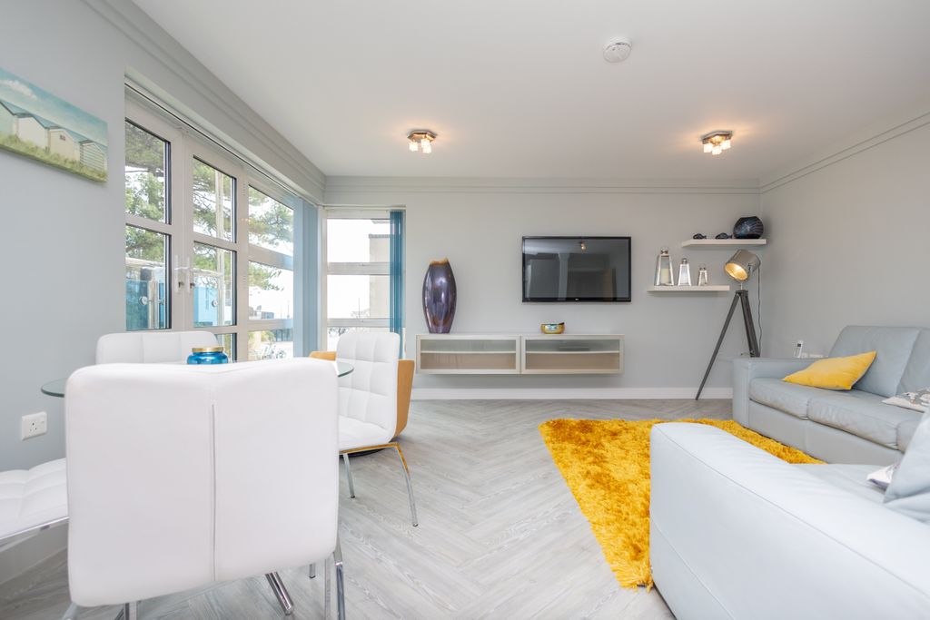 Property photo 2 of 19 R6M_1883