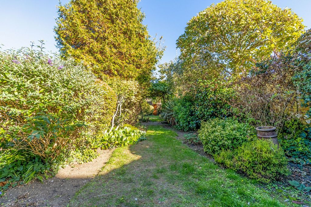 Property photo 2 of 25