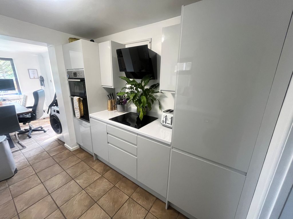 Property photo 3 of 11 Kitchen