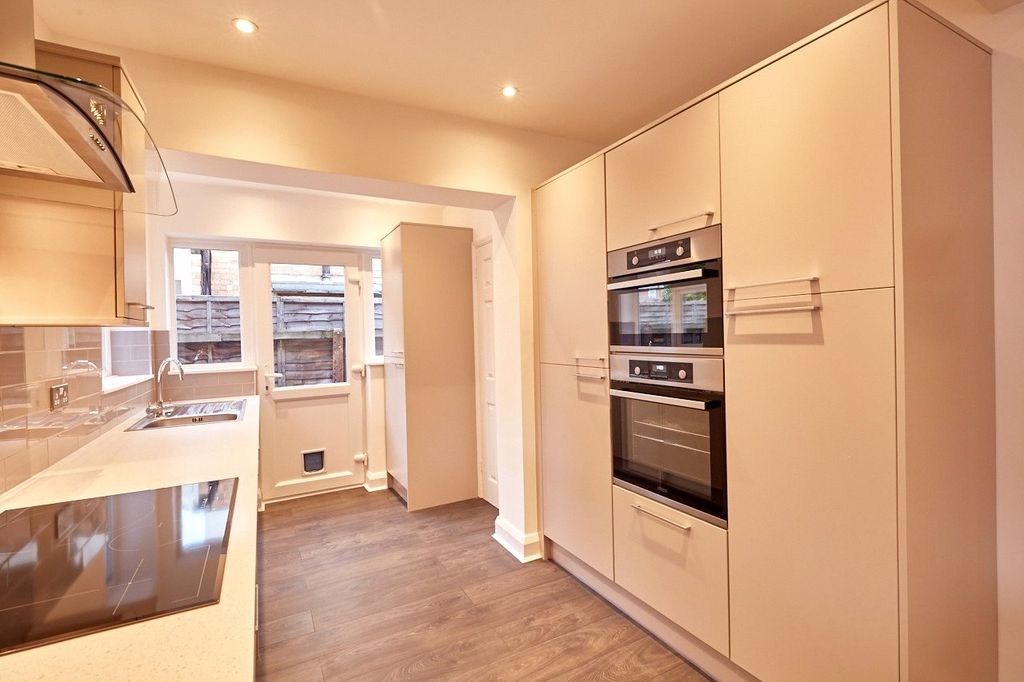 Property photo 3 of 12 Photo 02