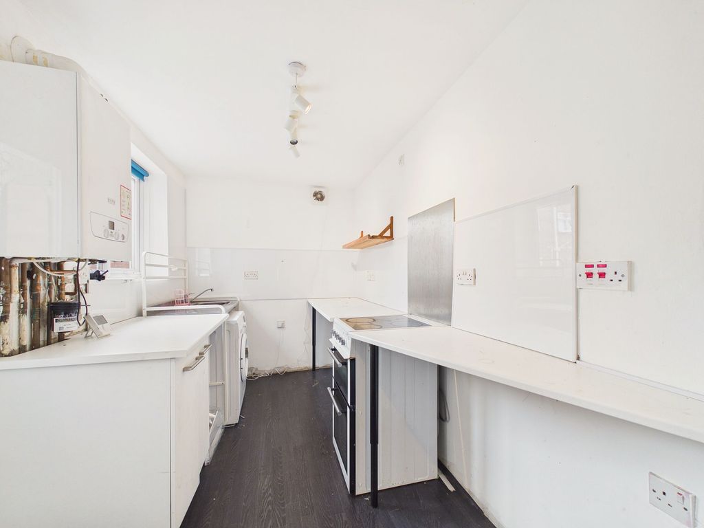 Property photo 3 of 11 Kitchen