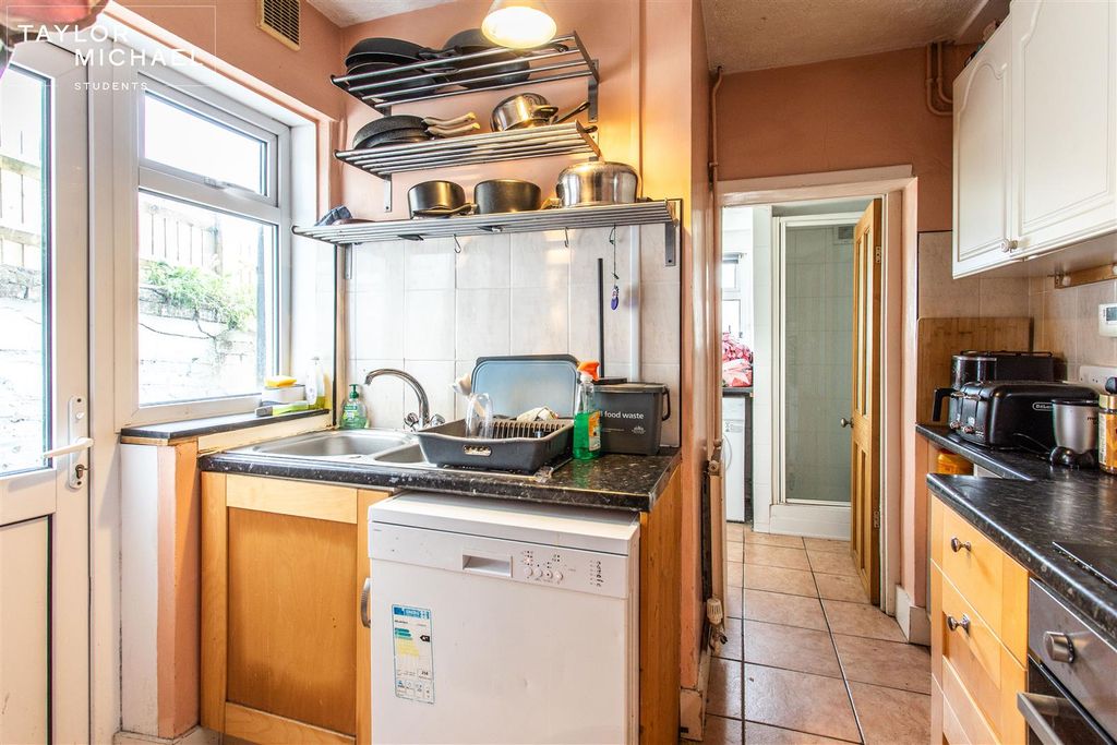 Property photo 3 of 18 Kitchen