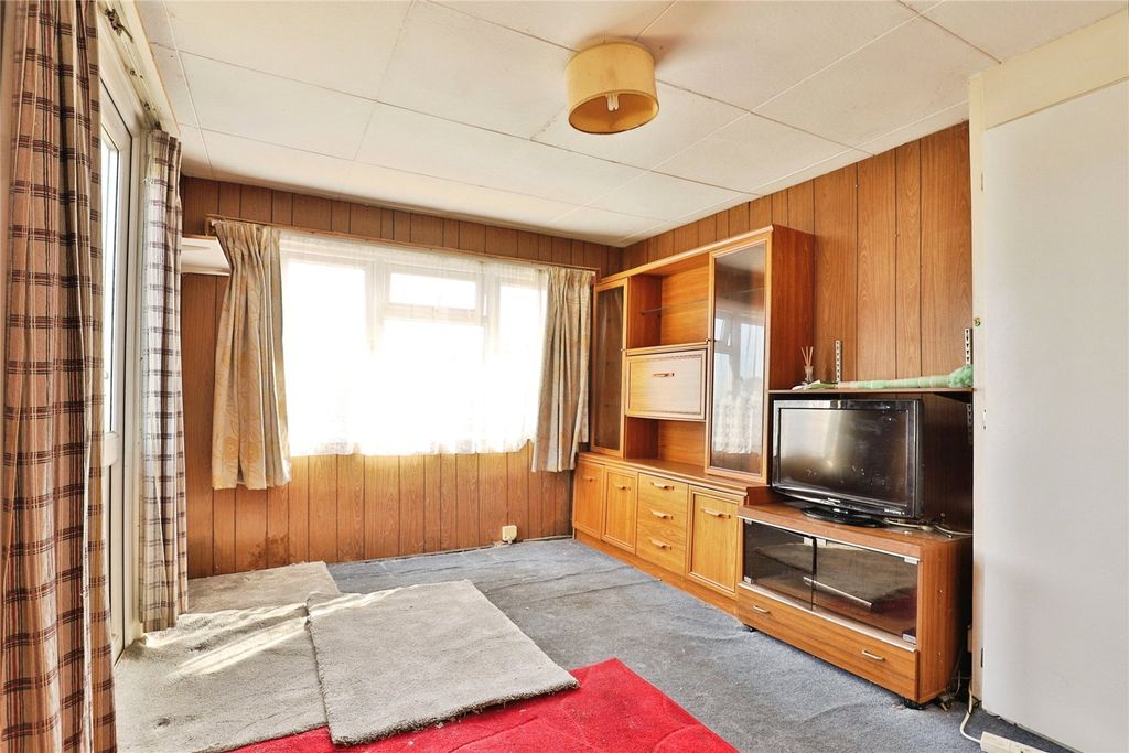 Property photo 3 of 14 Lounge