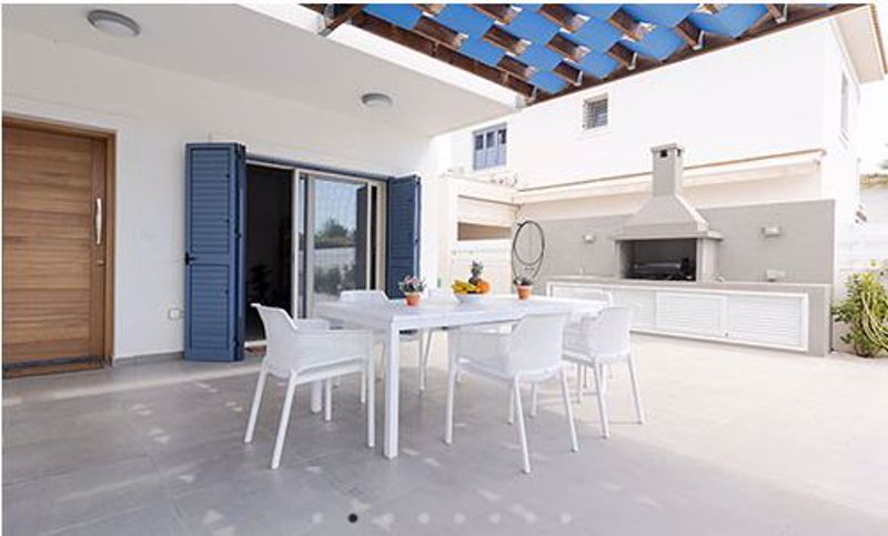 Property photo 3 of 11 Veranda Example