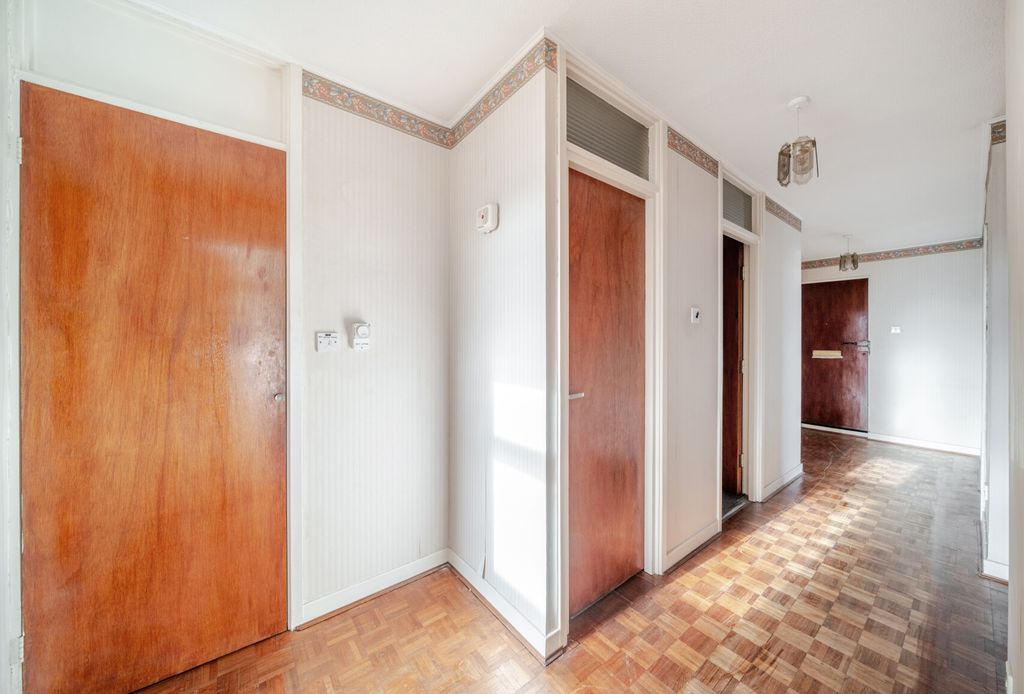 Property photo 3 of 17 Entrance Hall