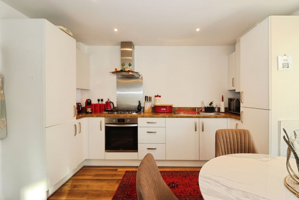 Property photo 3 of 18 Kitchen