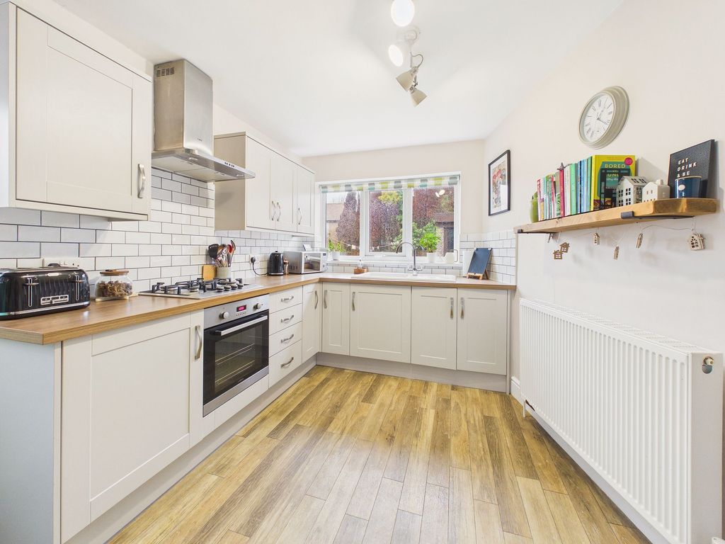 Property photo 3 of 11 Kitchen