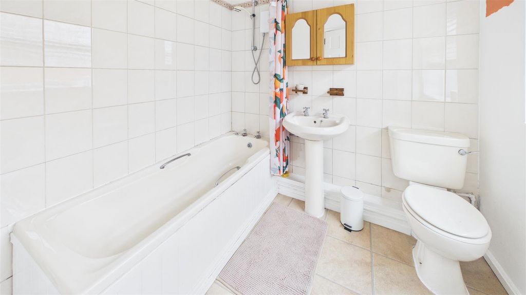 Property photo 1 of 11 Bathroom.Jpg