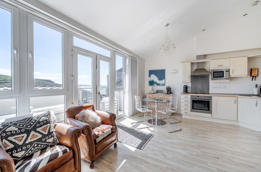 Property photo 2 of 13 1454255-7-69Fa064...