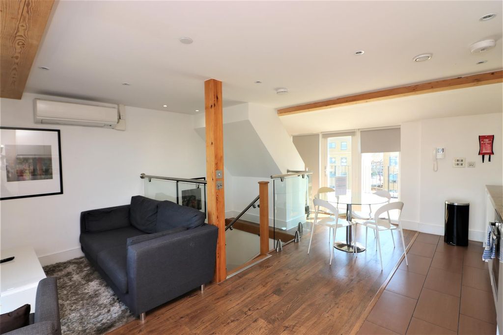 Property photo 1 of 9 Commercial Road.Jpg
