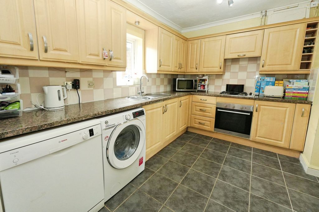 Property photo 3 of 19 Kitchen