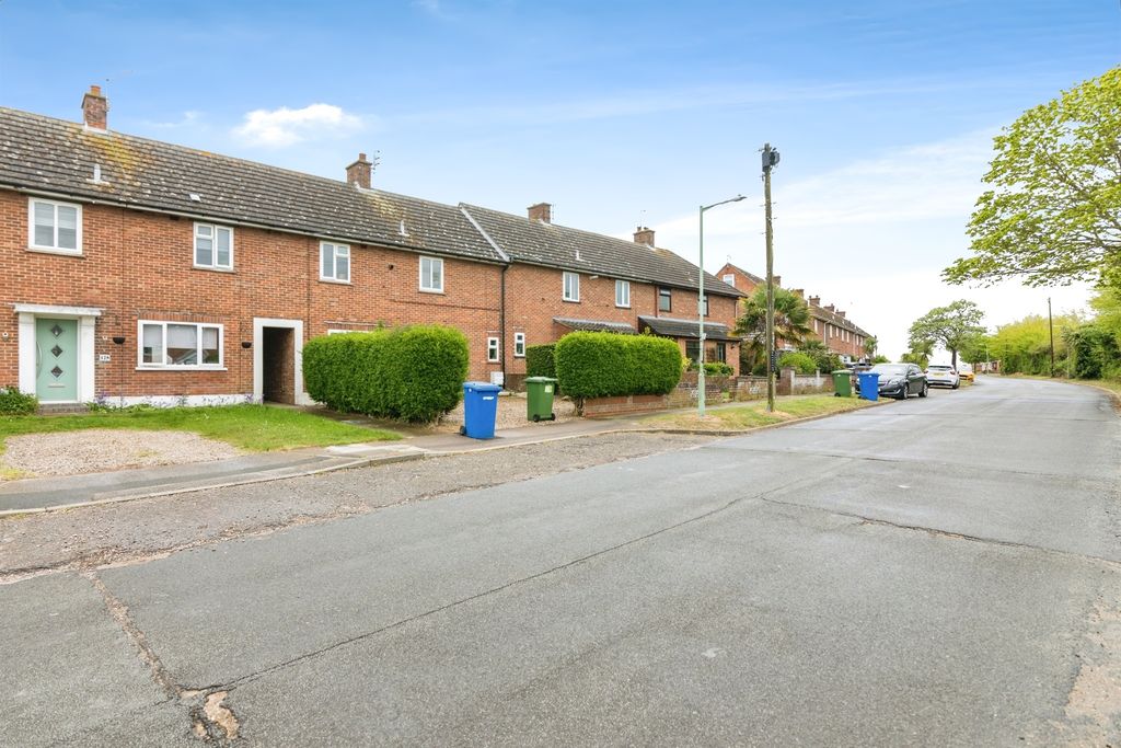 Property photo 2 of 14 Front Garden