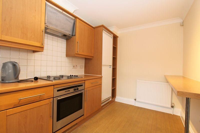 Property photo 3 of 22 2 Bed 2 Bath House For Rent In Forest Gate E7.