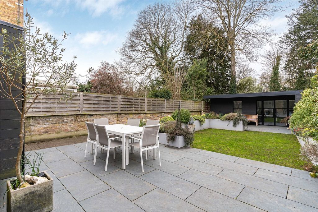 Property photo 3 of 17 Garden