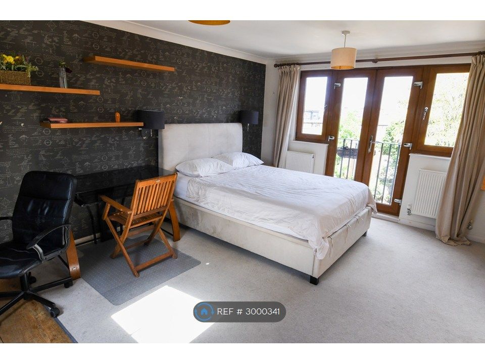 Property photo 2 of 9 Studio Flat Showing King Size Bed And Desk