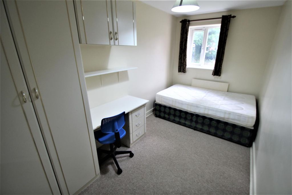Property photo 3 of 6 Bedroom 1