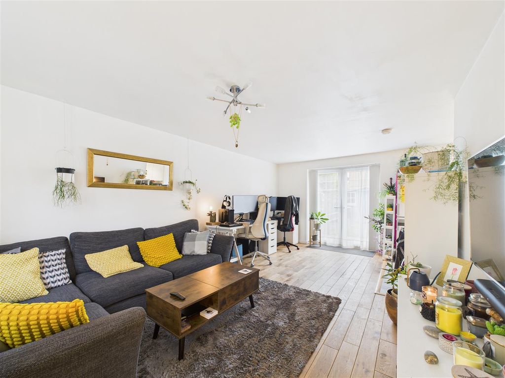 Property photo 2 of 9 Cam03303G0-Pr0231-Still004.Jpg