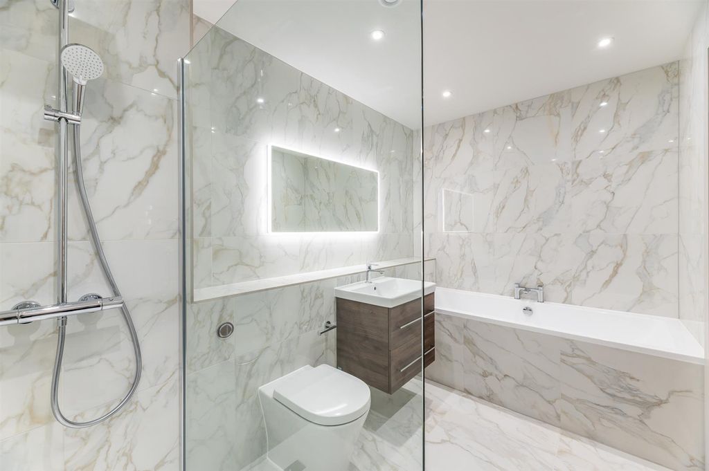 Property photo 1 of 21 Bathroom