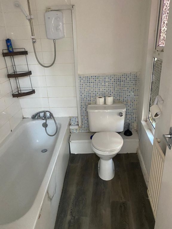 Property photo 2 of 6 A Compact Bathroom Suite Featuring A Clean White B...