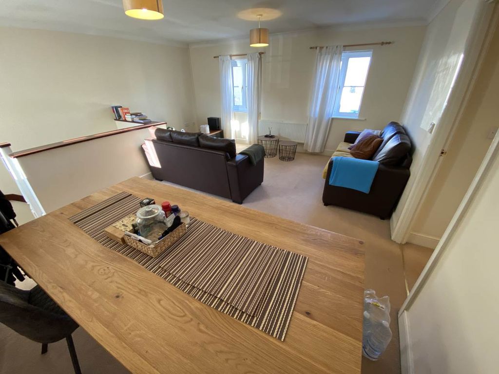 Property photo 3 of 6 Lounge