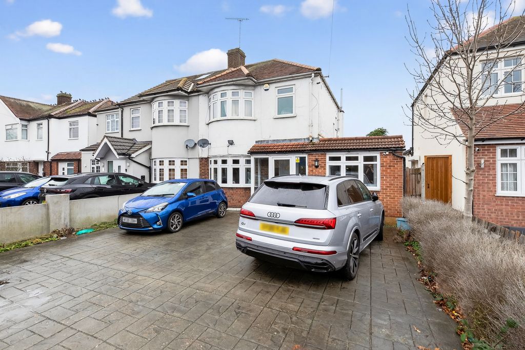 Property photo 1 of 14 Driveway