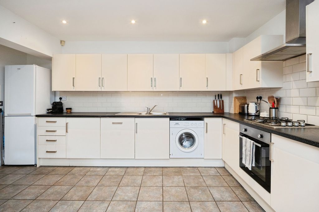 Property photo 3 of 17 Flat742Violetroadlondone33Qg-18