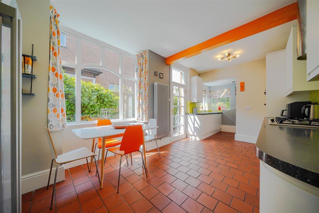 Property photo 3 of 31 Dining Kitchen