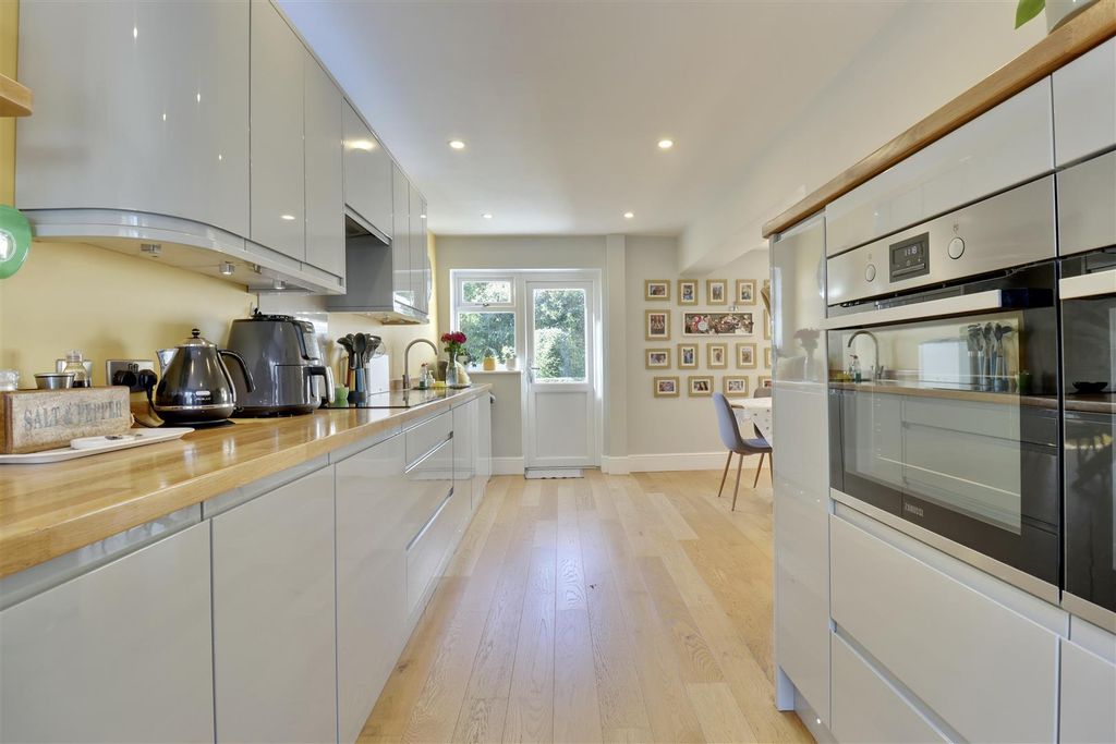 Property photo 3 of 23 Kitchen