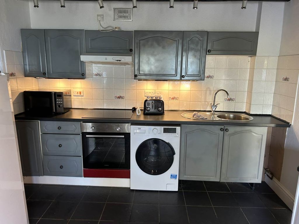 Property photo 2 of 8 Kitchen