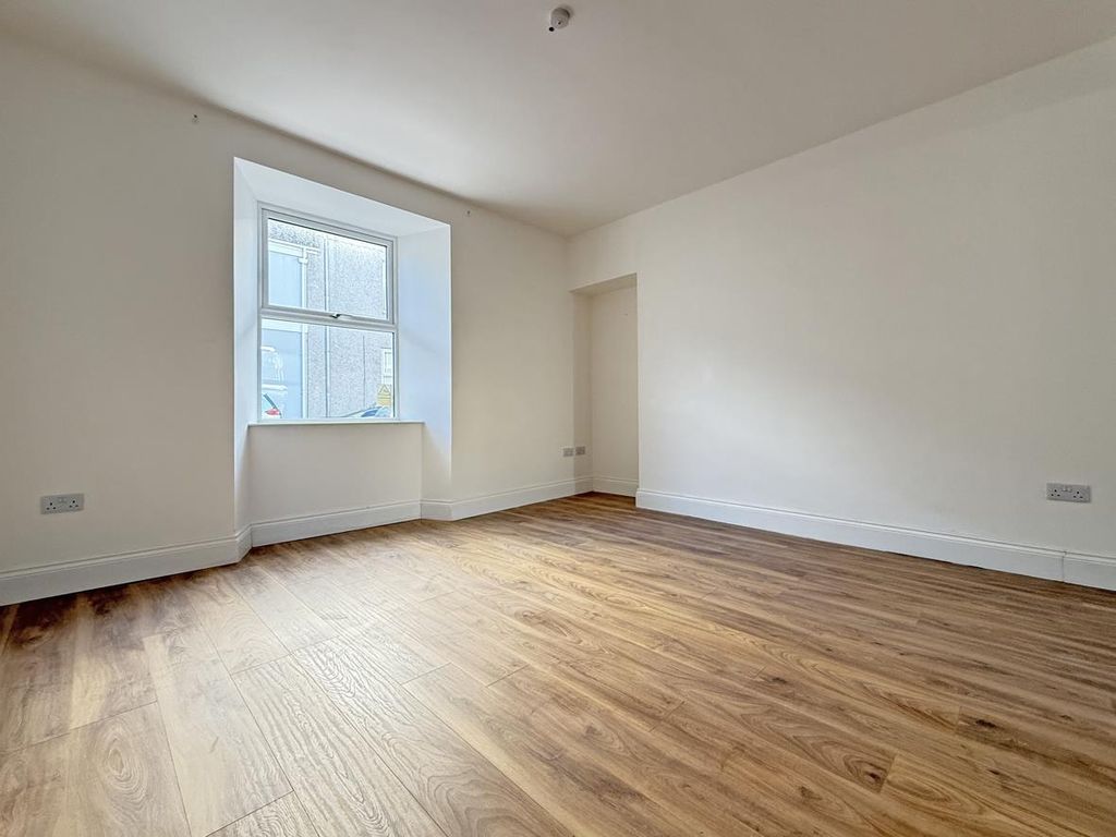 Property photo 3 of 21 Waterloo Street 57 - Living Room.Jpg