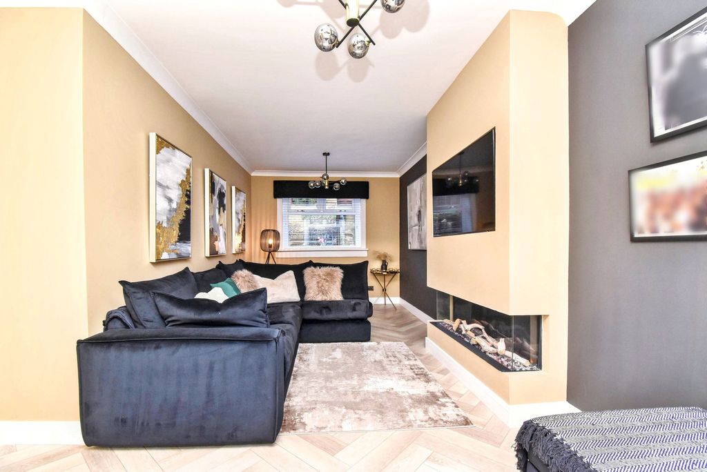 Property photo 3 of 18 Lounge Angle 1