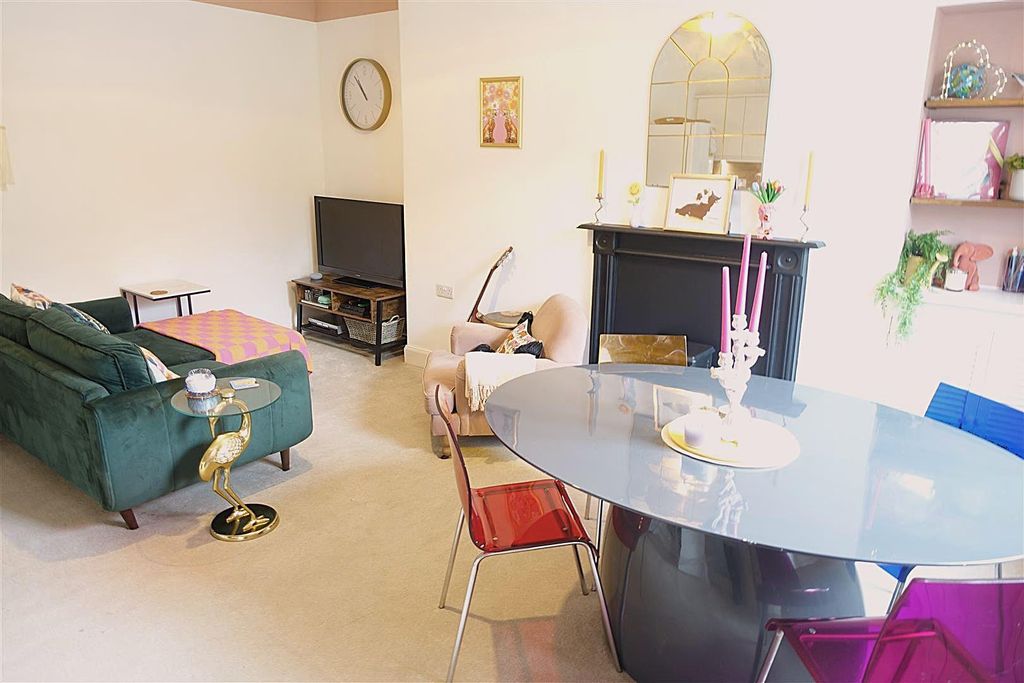 Property photo 3 of 12 Lounge.Jpg