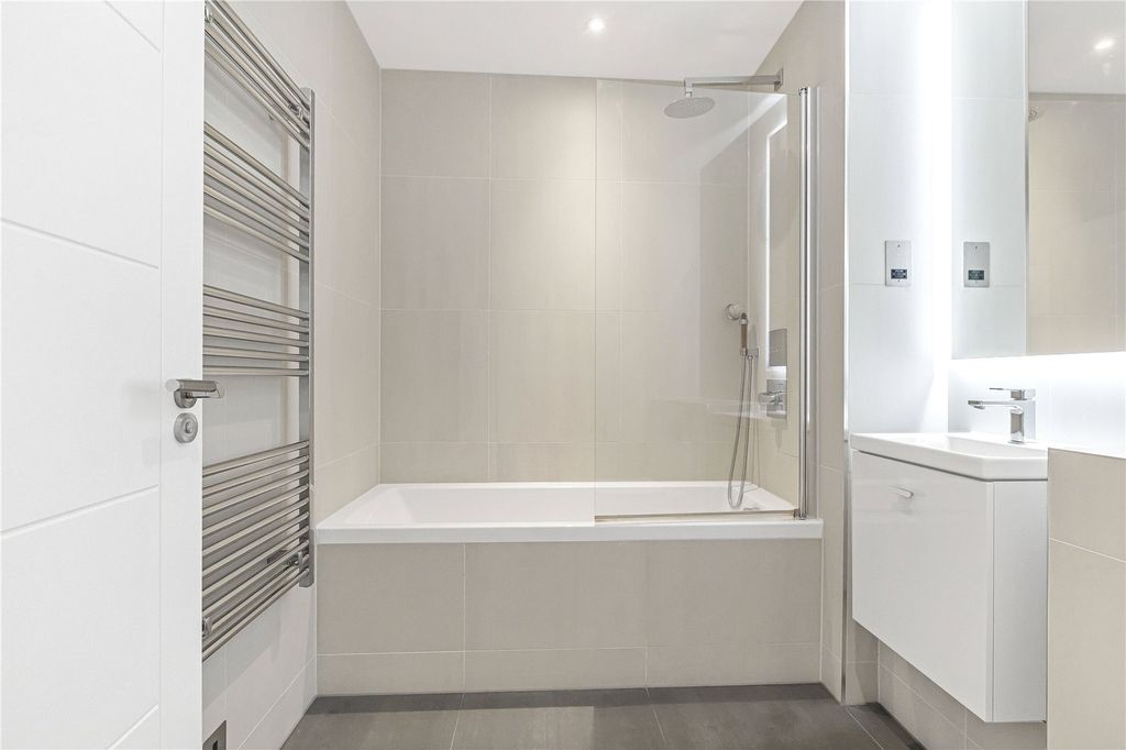 Property photo 3 of 19 Bathroom
