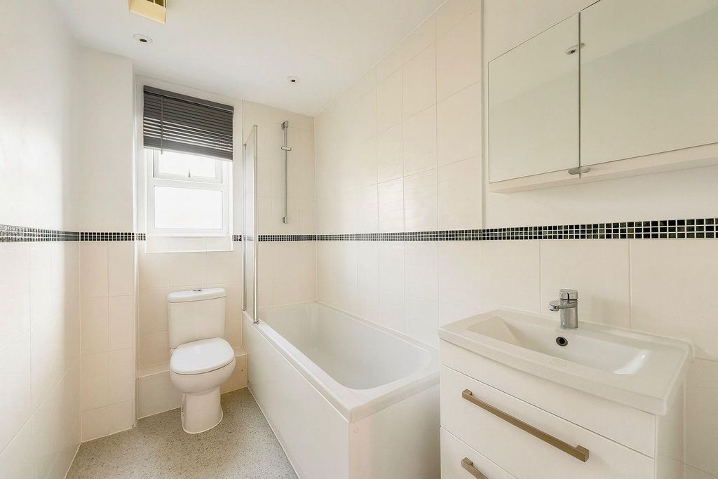 Property photo 1 of 11 Bathroom