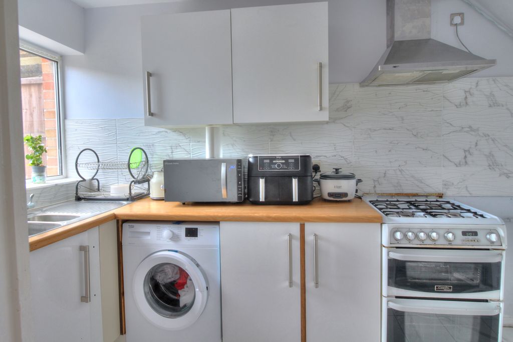 Property photo 3 of 19 Kitchen