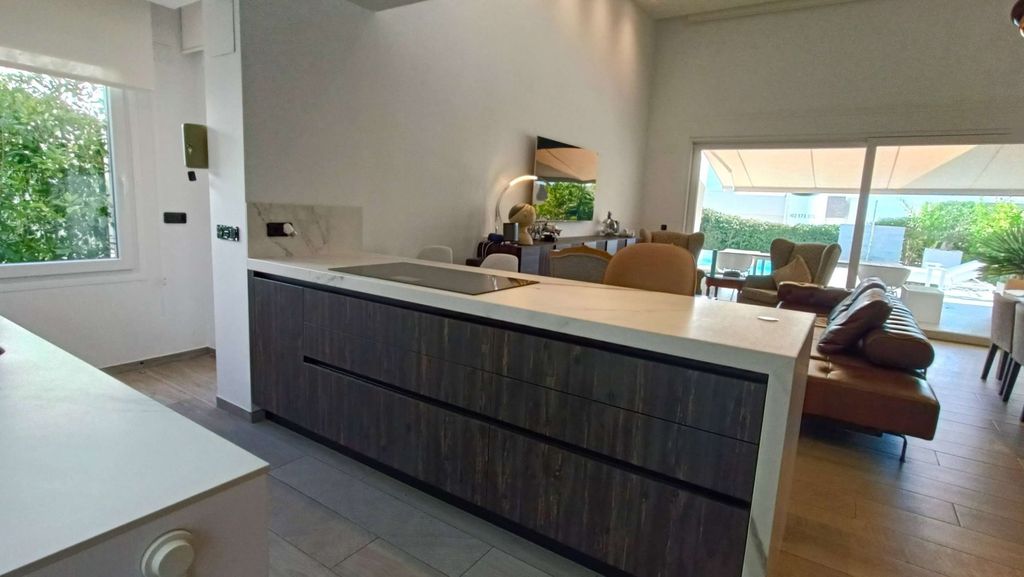 Property photo 3 of 43