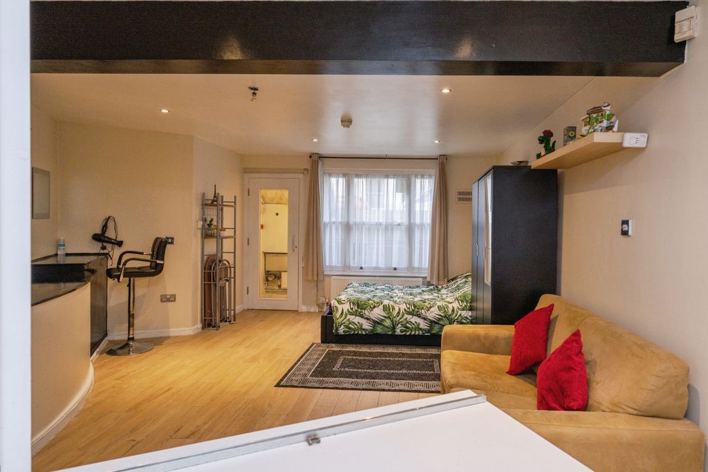 Property photo 2 of 20