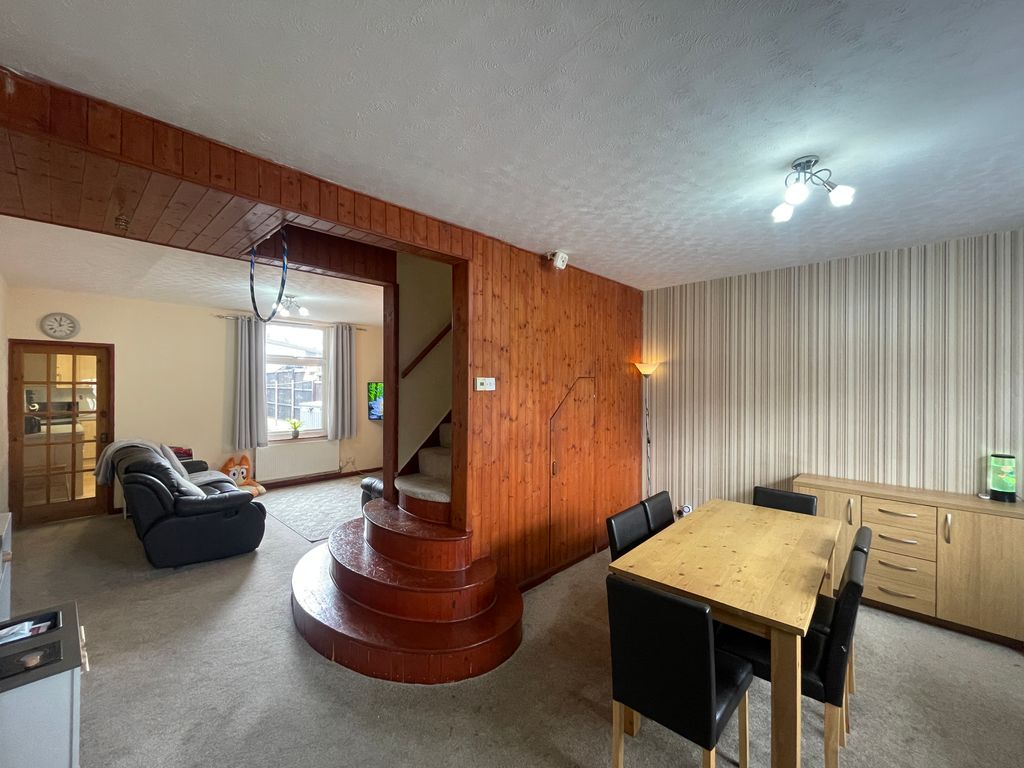 Property photo 1 of 15 Through Lounge