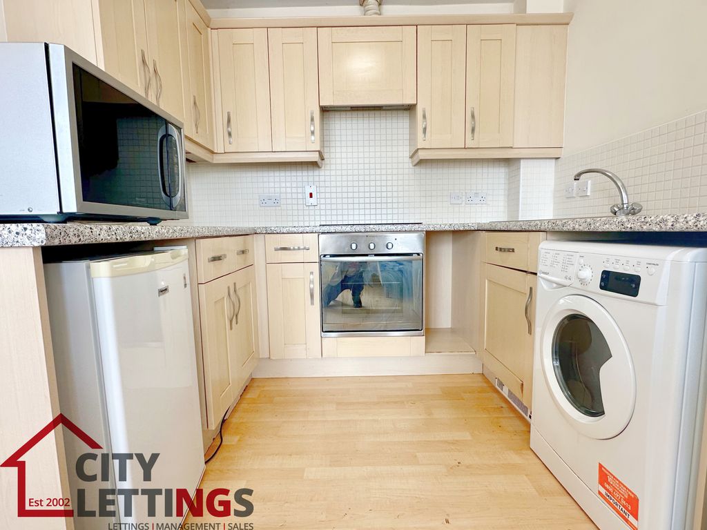 Property photo 3 of 10 Kitchen