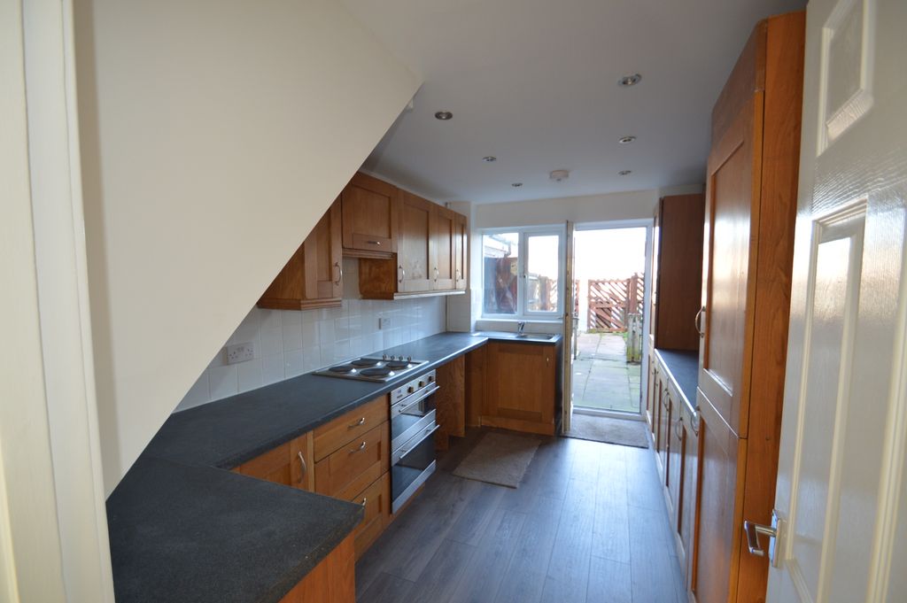 Property photo 2 of 8 Fitted Kitchen