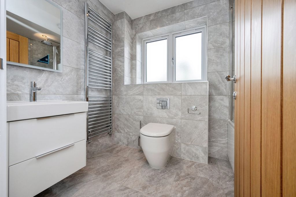 Property photo 3 of 17 Bathroom